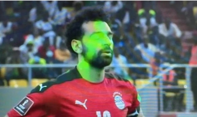 محمد صلاح يتعرض لأشعة الليزر أثناء ركلات الجزاء