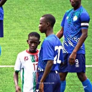 من المباراة (أطفال سيراليون باللون الأزرق وأطفال موريتانيا باللون الأبيض)