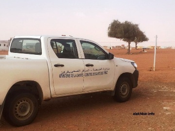 سيارة المركز الصحي بالركيز في قرية آجوير التي سجلت فيها الحالات المرضية (الأخبار)